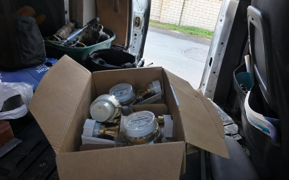 Jauni ūdens skaitītāji servisa automašīnā